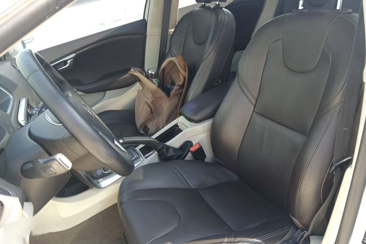 Used Volvo V40 2015 1.6T Zhiya Edition
