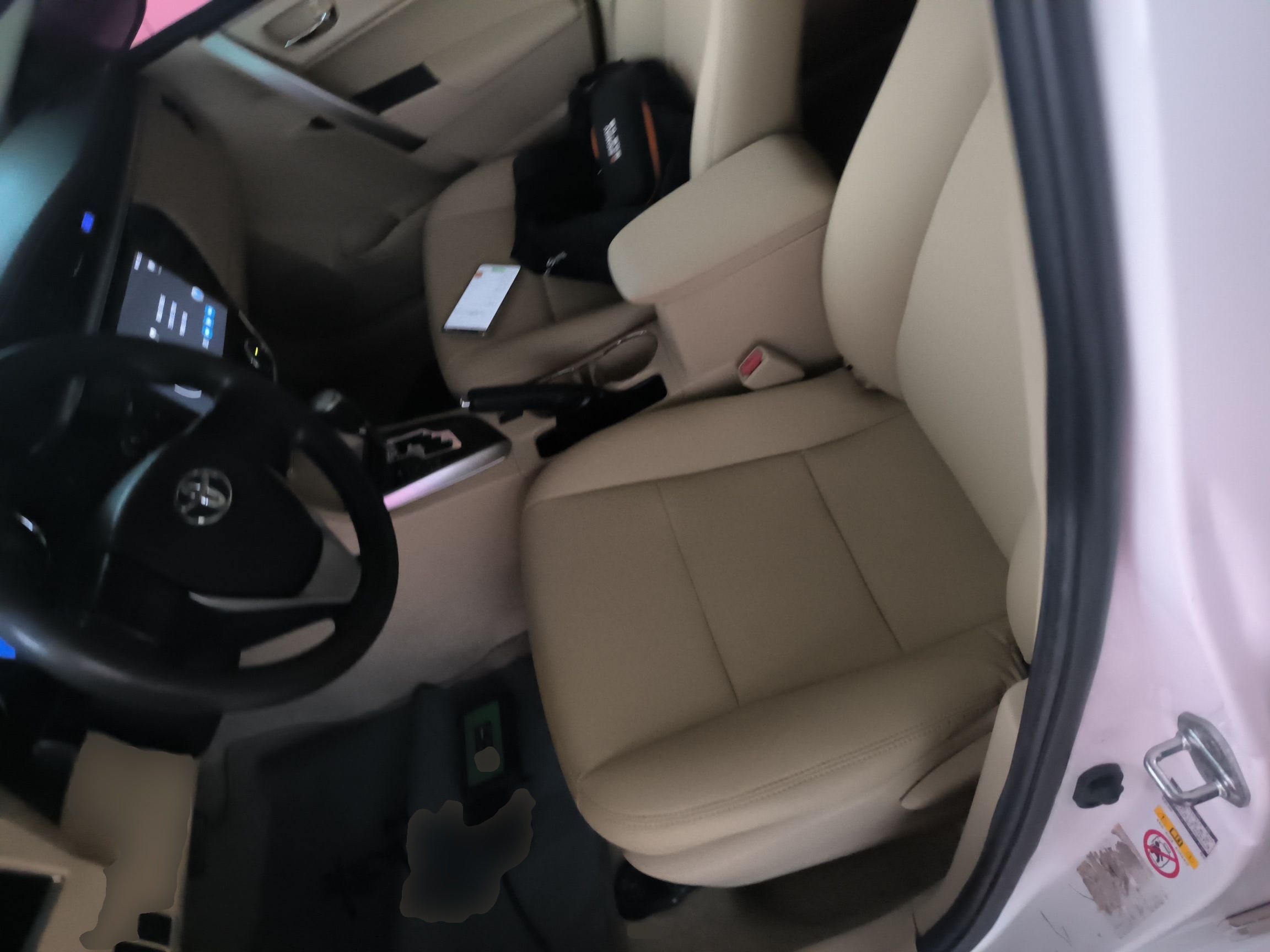 المقاعد الأمامية داخل السيارة