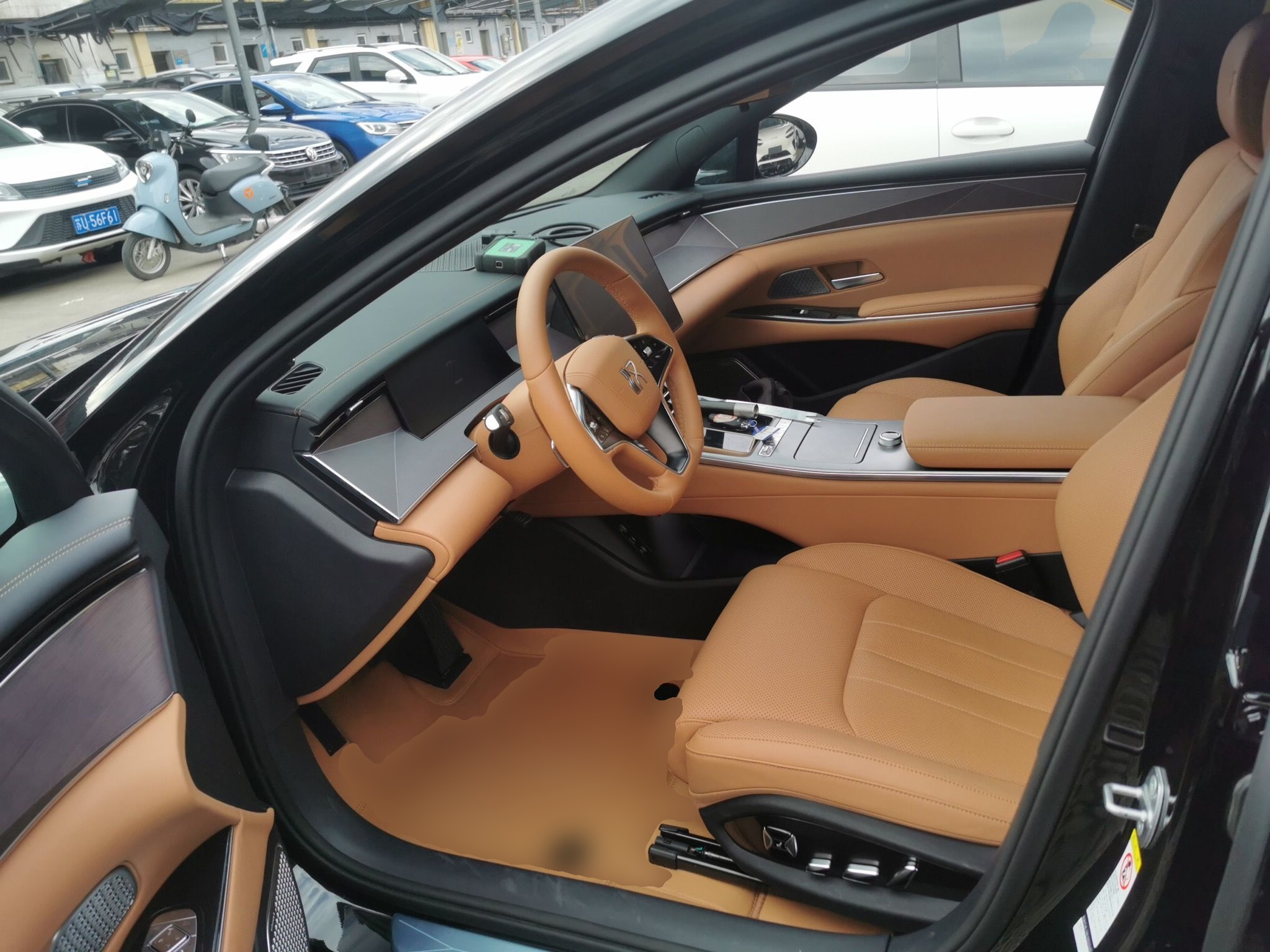 المقاعد الأمامية داخل السيارة