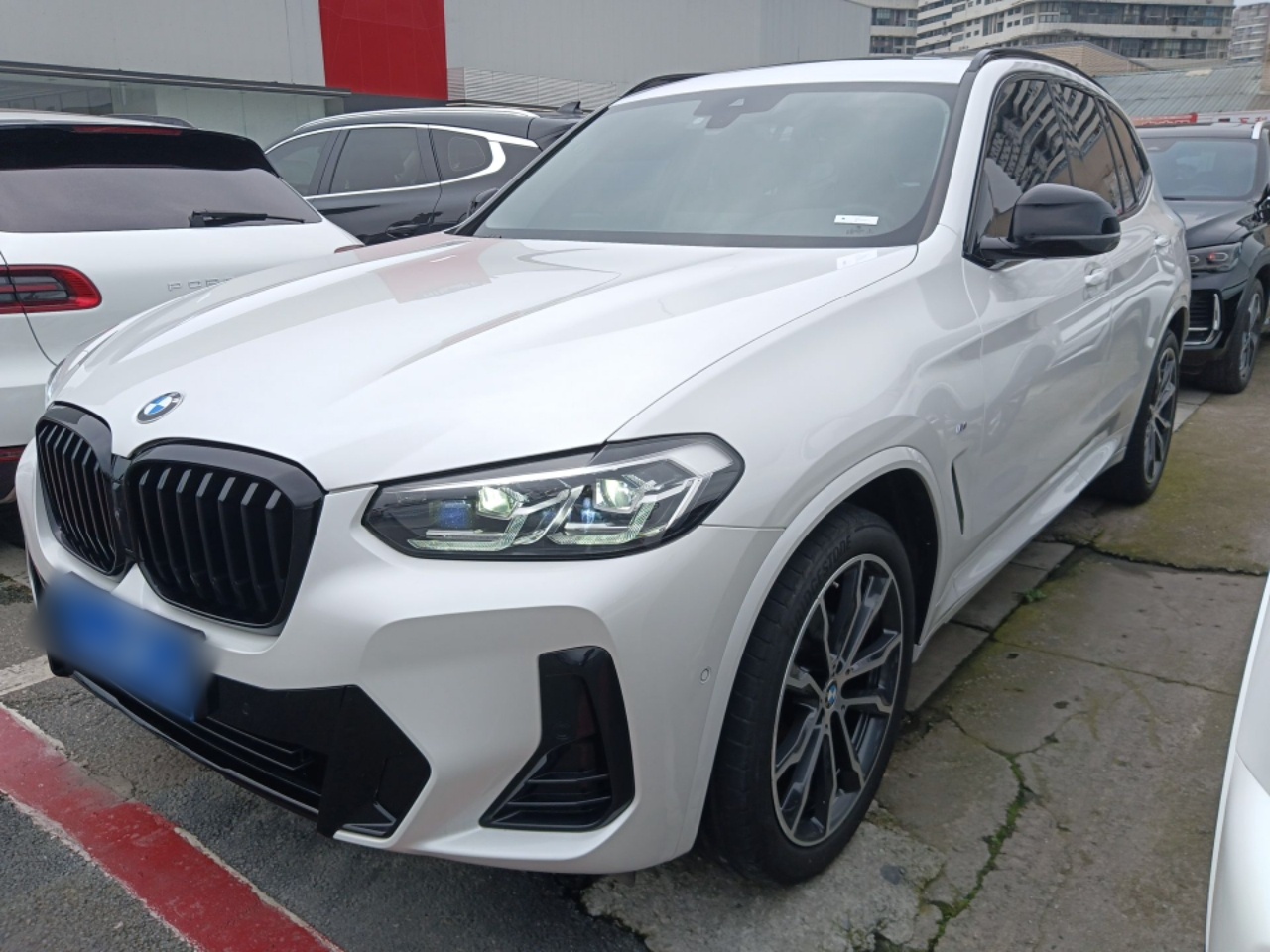 Под передней частью автомобиля