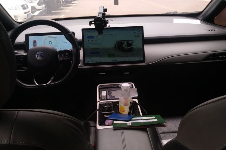 Used Hycan Z03 2022 510 km Range Trendy Cool Version 135 kW 63.98 kWh Center Console