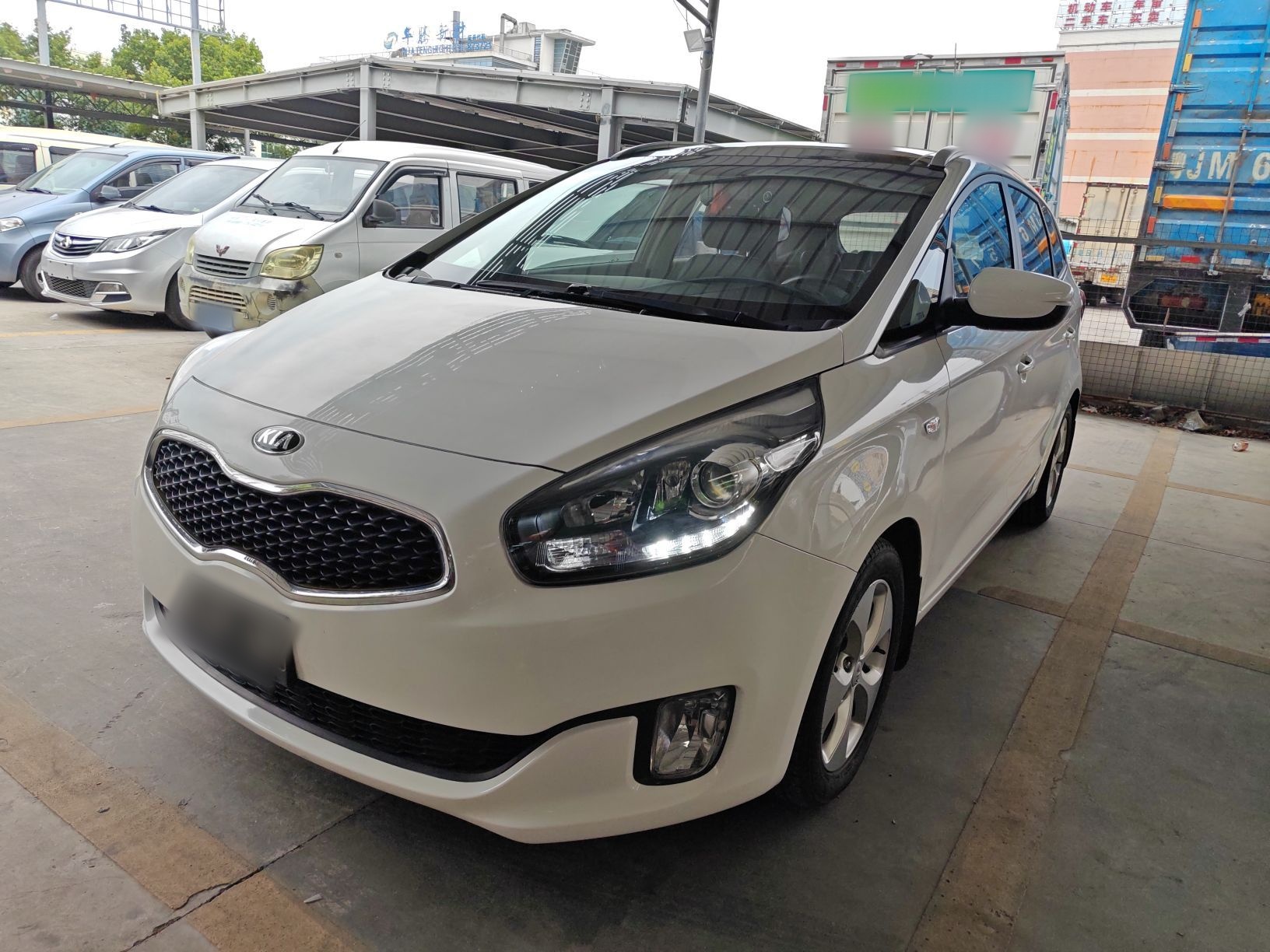 Под передней частью автомобиля