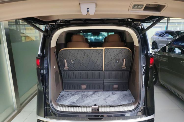 Used Denza D9 2022 DM-i 1040 Prestige Model
