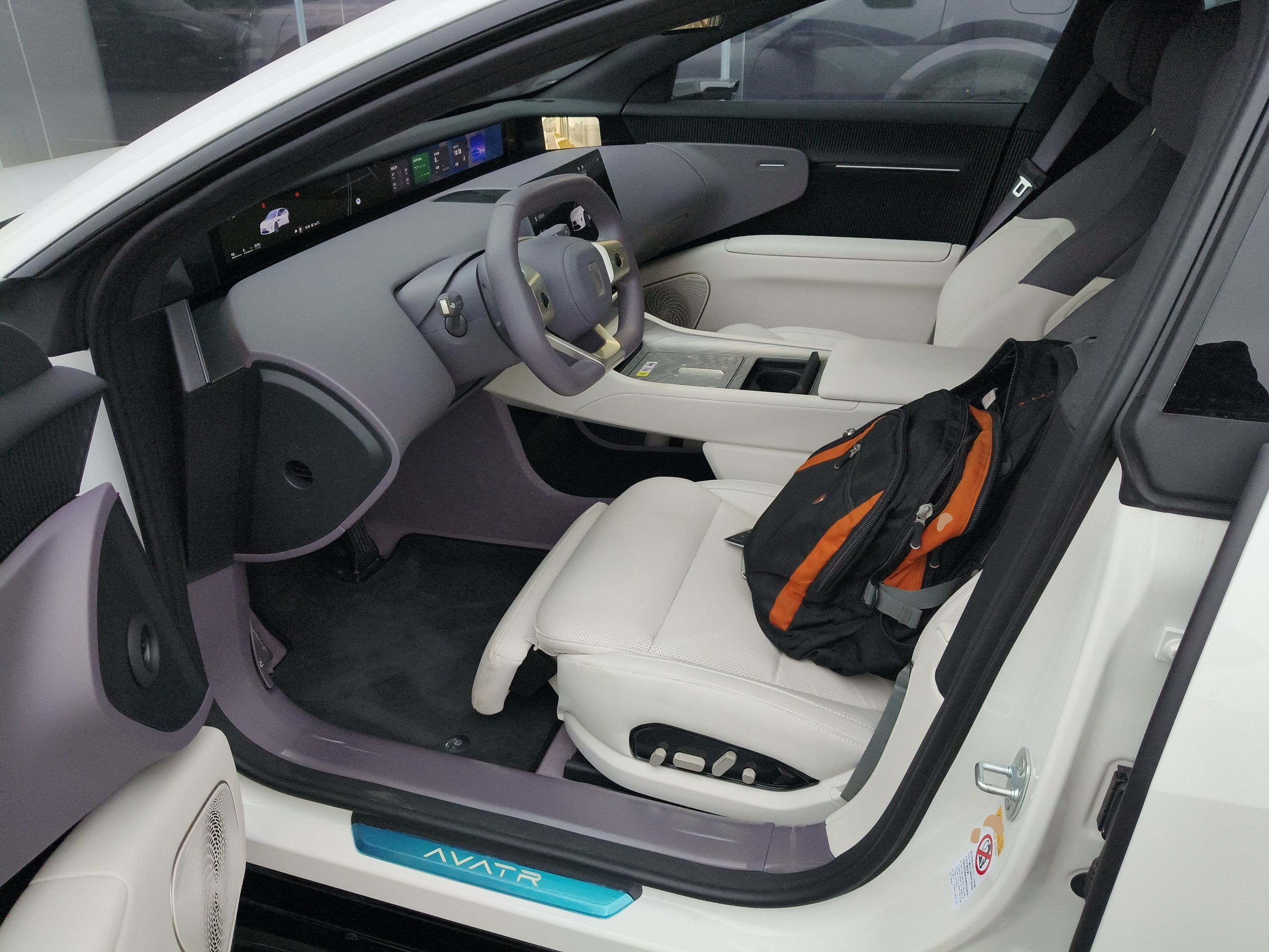 المقاعد الأمامية داخل السيارة