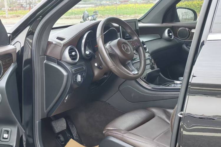 Used Mercedes-Benz GLC 2018 Facelifted GLC 260 4MATIC Dynamic Edition Interior 3