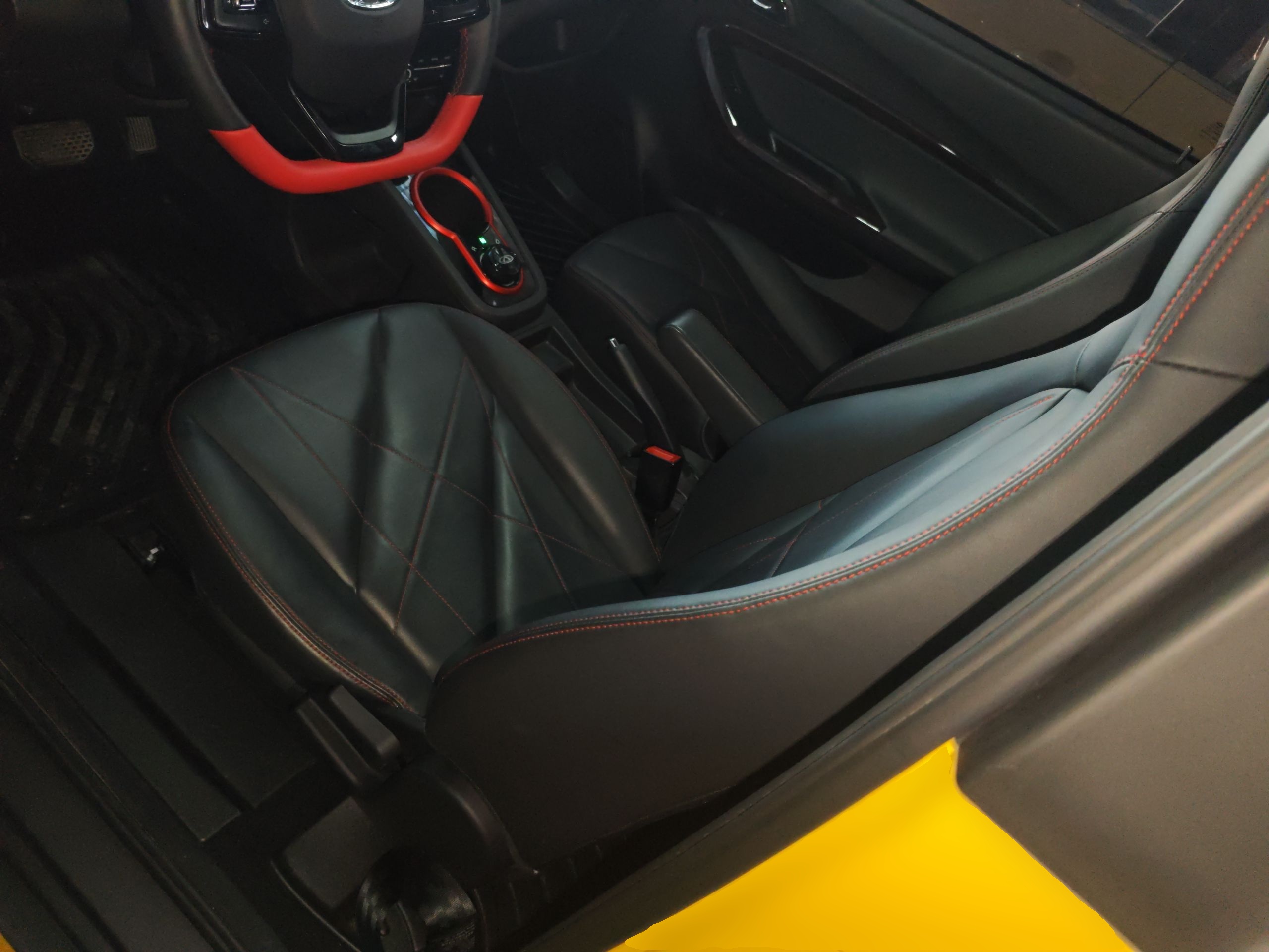 المقاعد الأمامية داخل السيارة