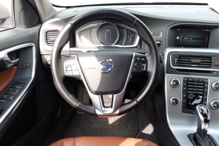 Used Volvo V60 2017 T5 Zhiyi Edition China V Standard Steering Wheel