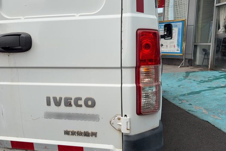 Used Iveco Daily 2017 2.8T V35 Box Truck 3 Seats 43S5
