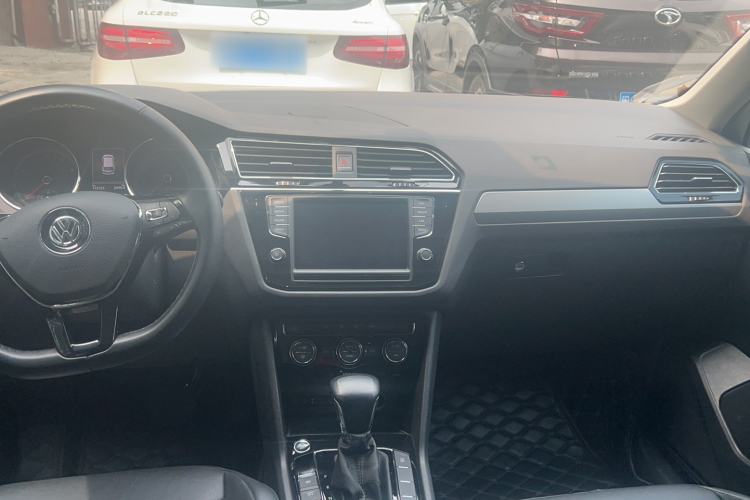 Used Volkswagen Tiguan L 2018 330TSI Automatic Two-Wheel Drive Comfort Edition Interior 4