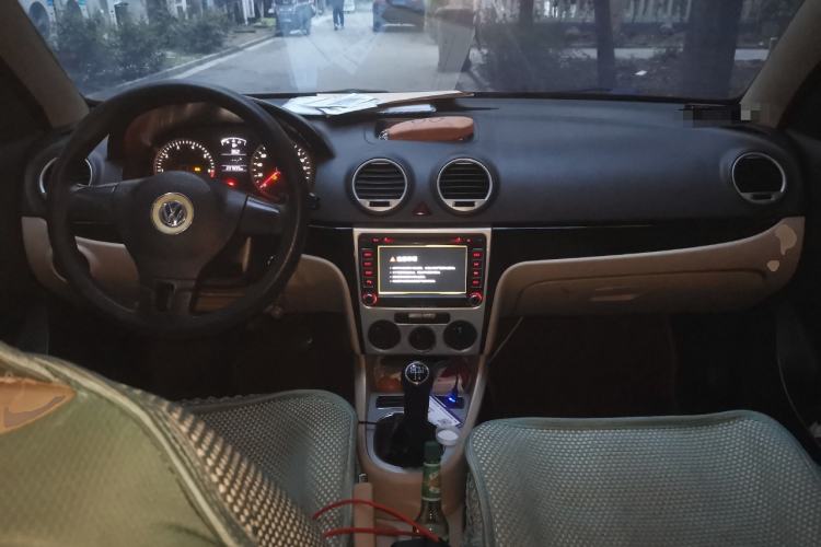 Used Volkswagen Lavida 2013 Classic 1.6L Manual Fashion Edition Center Console