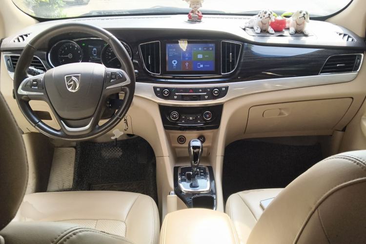 Used Baojun 730 2016 1.8L iAMT Luxury Model 7 Seats Center Console