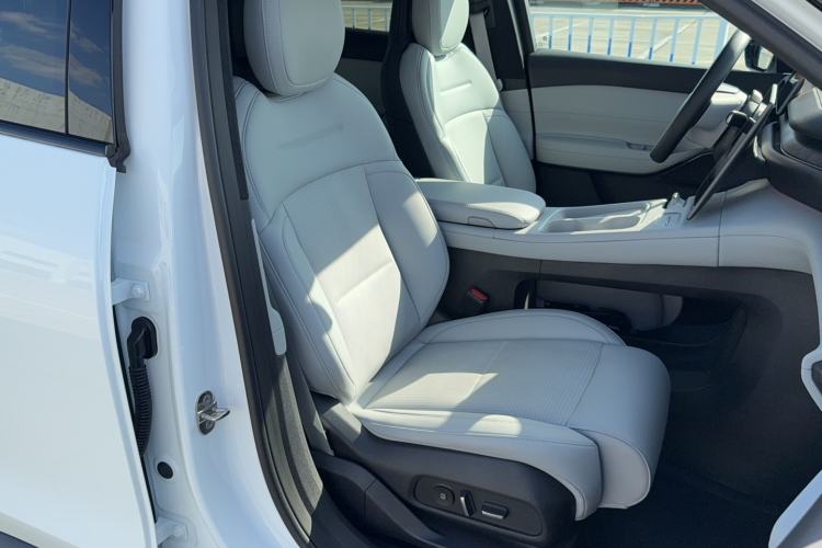 Used Nio ES6 2024 75 kWh Right Front Seat