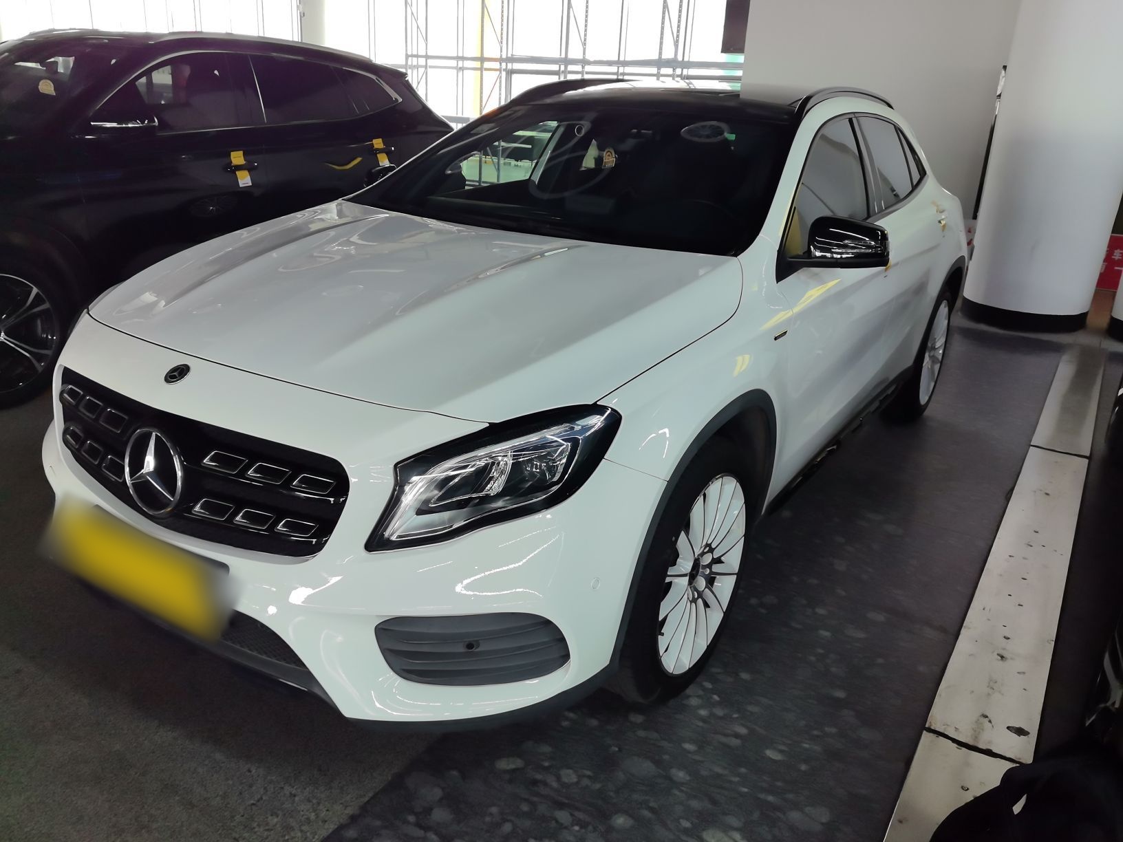 تحت مقدمة السيارة