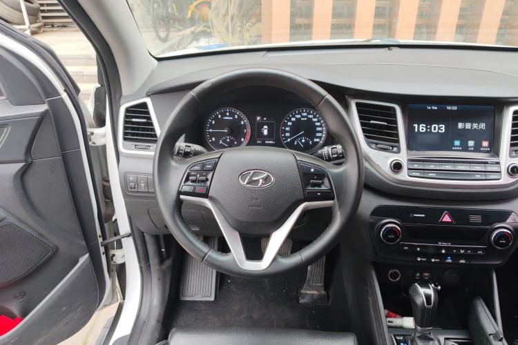 Used Hyundai Tucson 2015 1.6T Dual-Clutch Two-Wheel-Drive Smart Model Steering Wheel