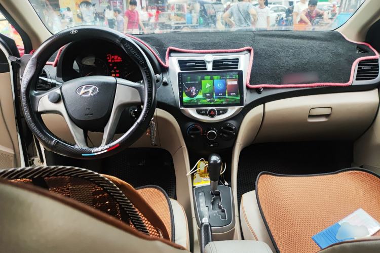 Used Hyundai Verna (older generation) 2016 1.4L Automatic Smart GLS Center Console