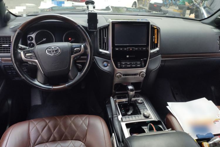 Used Toyota Land Cruiser 2018 5.7L VX-S 7-Seater Middle East Version Center Console