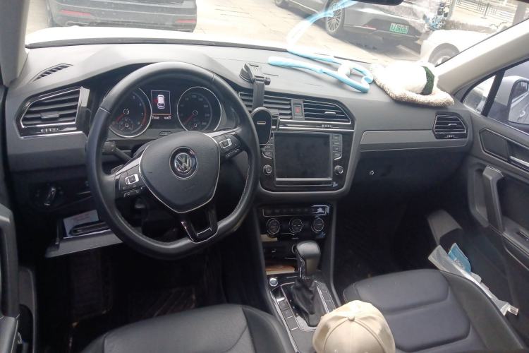 Used Volkswagen Tiguan L 2018 330TSI Automatic Two-Wheel Drive Luxury Edition Interior 2