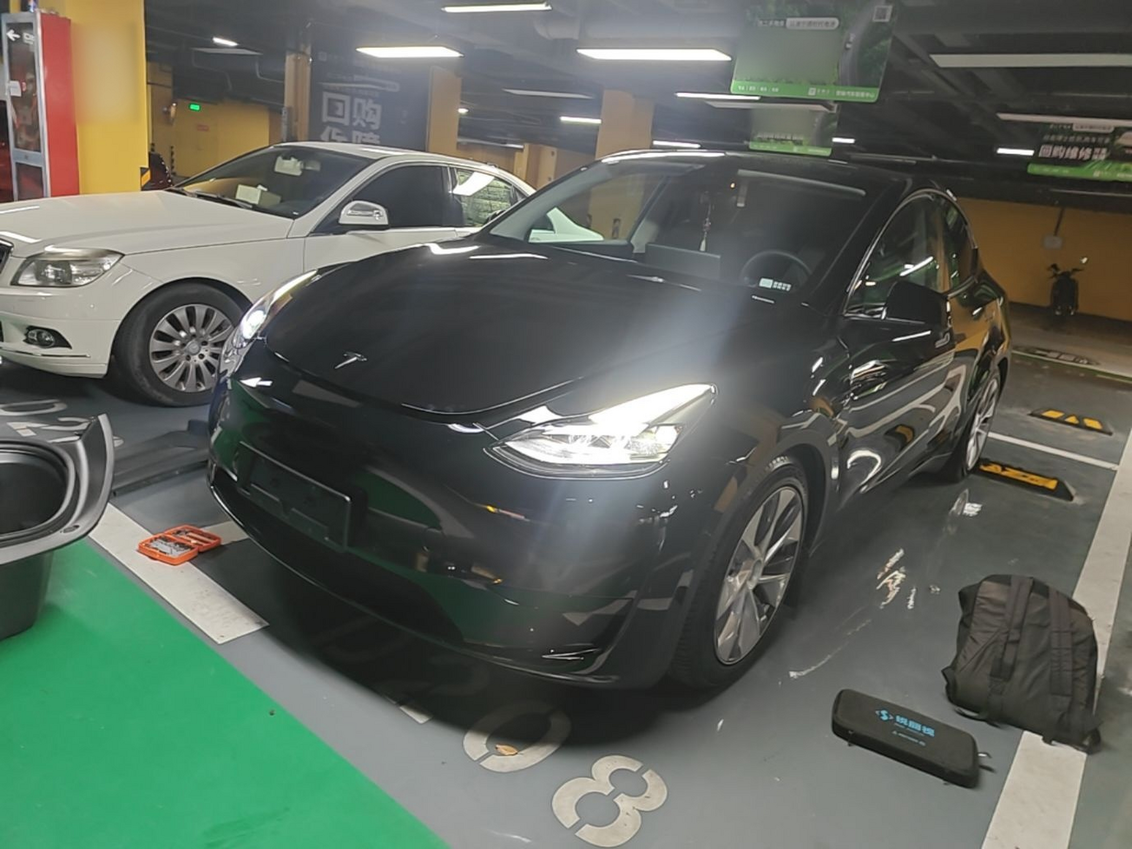 Под передней частью автомобиля