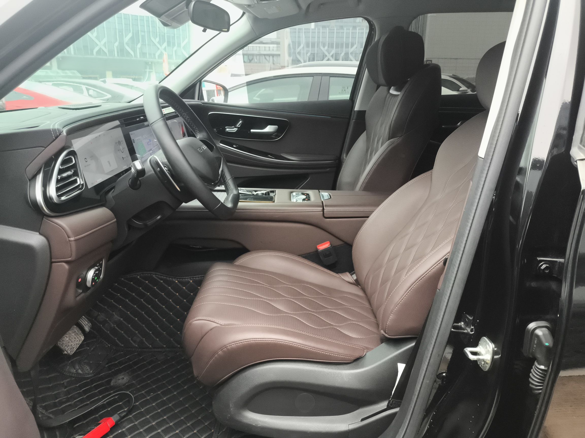 المقاعد الأمامية داخل السيارة