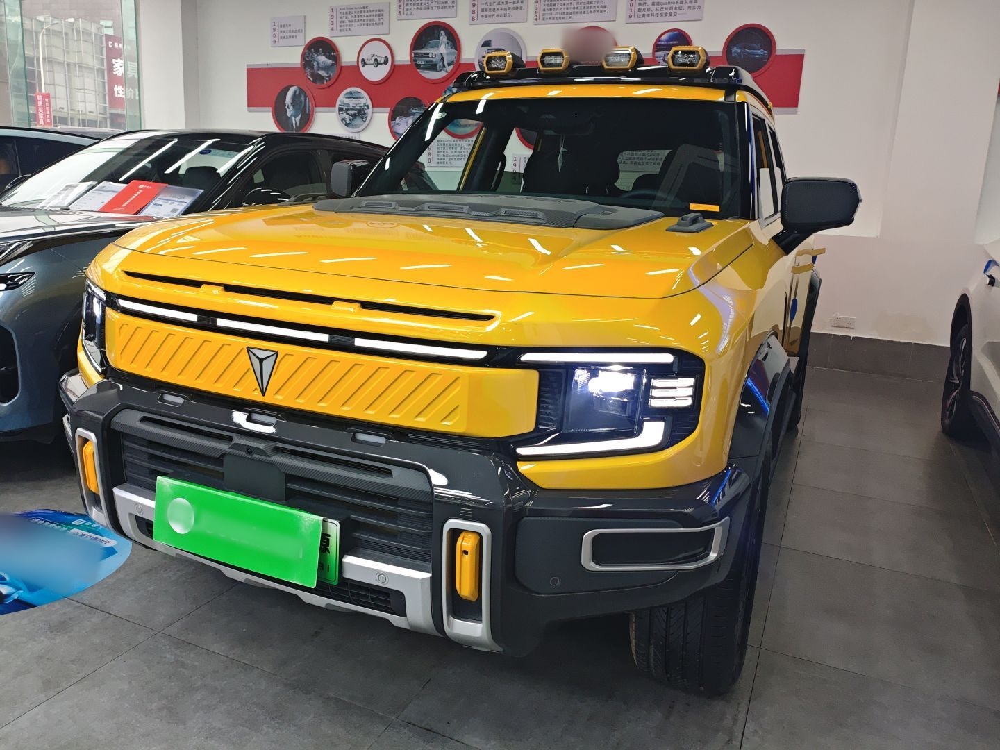 تحت مقدمة السيارة