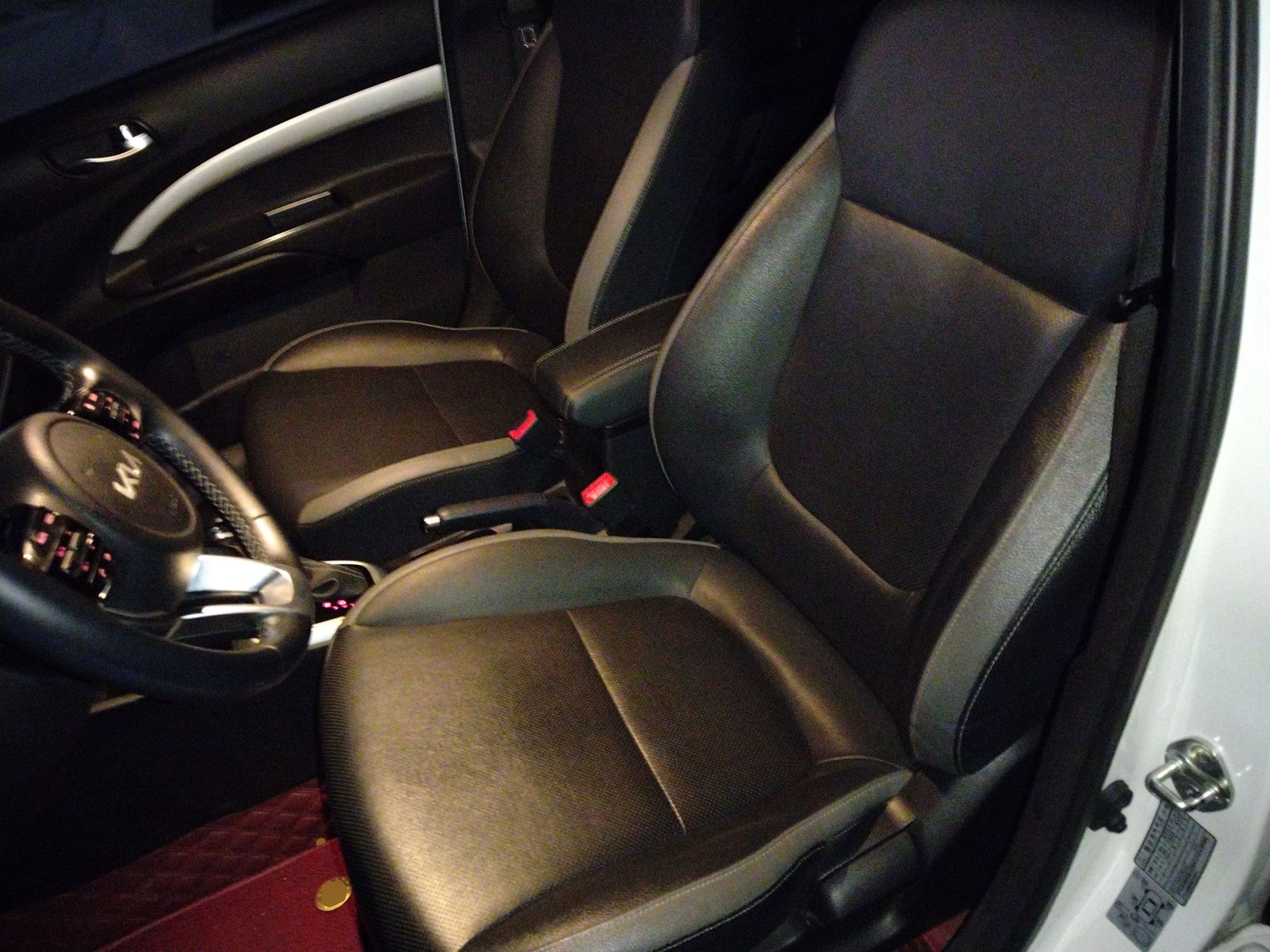 Переднее сиденье в автомобиле