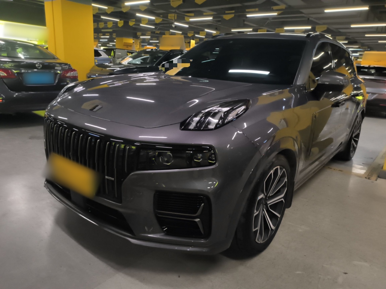 Под передней частью автомобиля