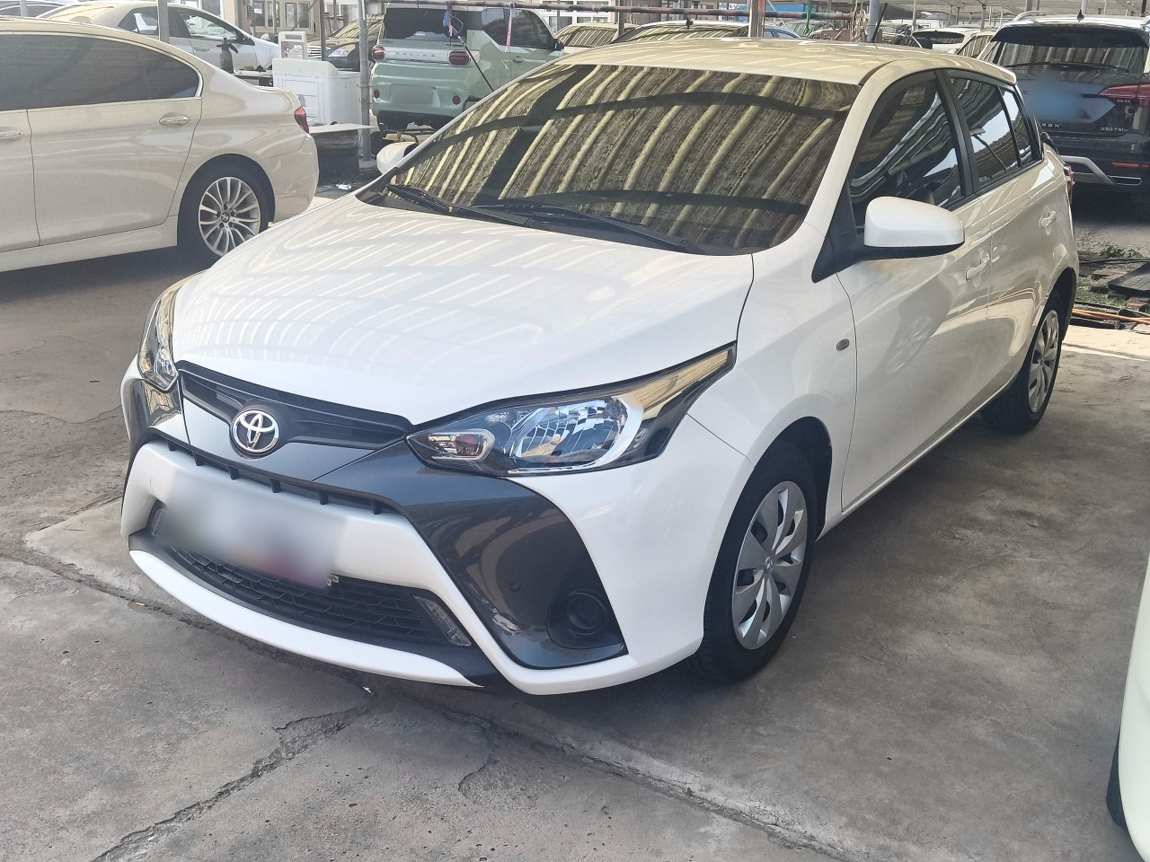 تحت مقدمة السيارة