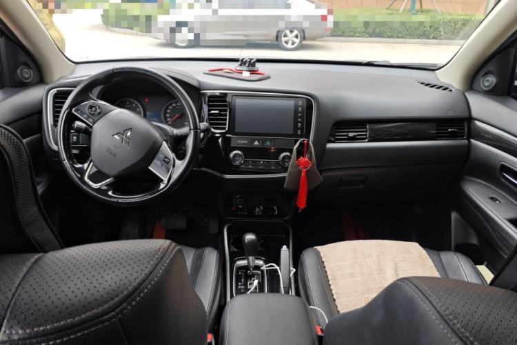 Used Mitsubishi Outlander 2017 2.0L Two-Wheel Drive Glory Edition 5 Seats Center Console