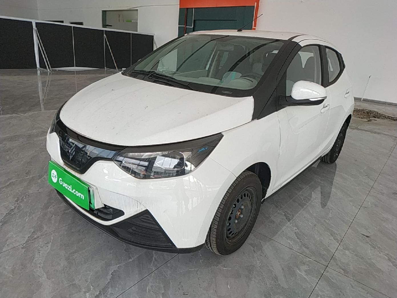 Sob a frente do carro