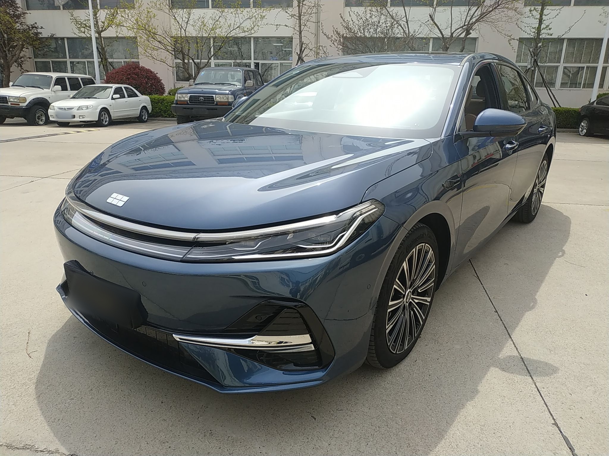 Под передней частью автомобиля