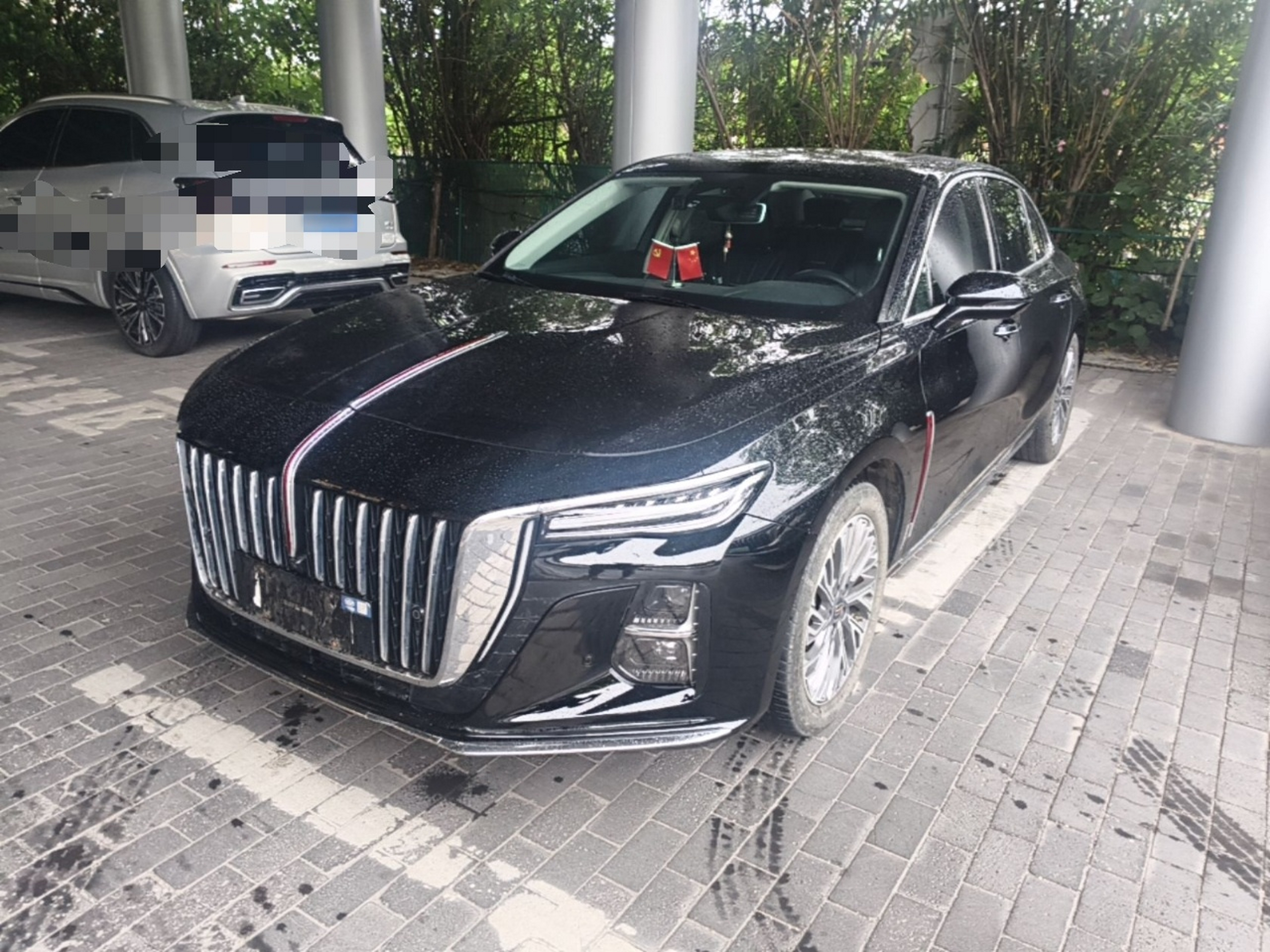 Под передней частью автомобиля