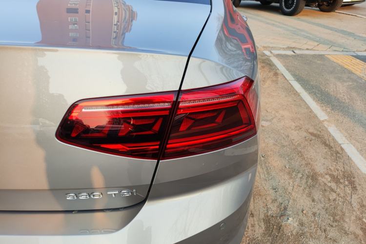 Used Volkswagen Magotan 2020 330TSI DSG Leading Model Right Rear Taillight