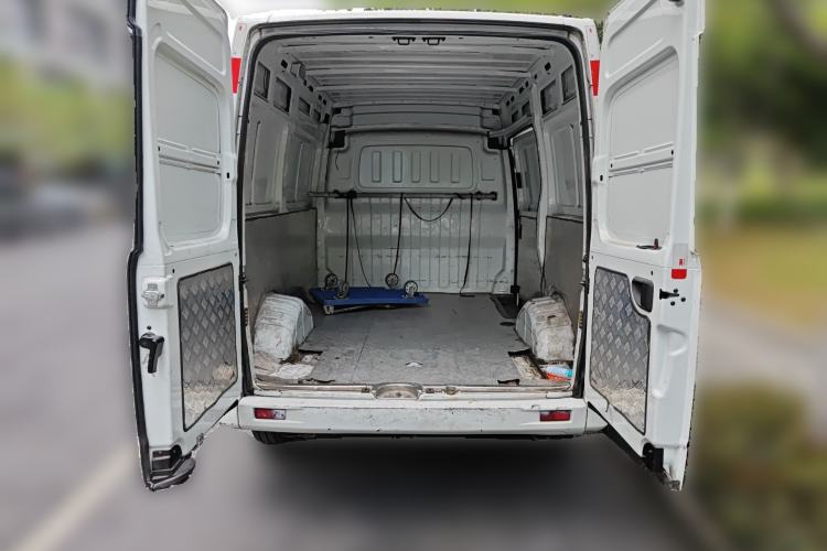 Used SAIC MAXUS Xintu V80 2021 2.0T Manual Classic City Delivery King Short Wheelbase Mid-Roof Design 3 Seats
