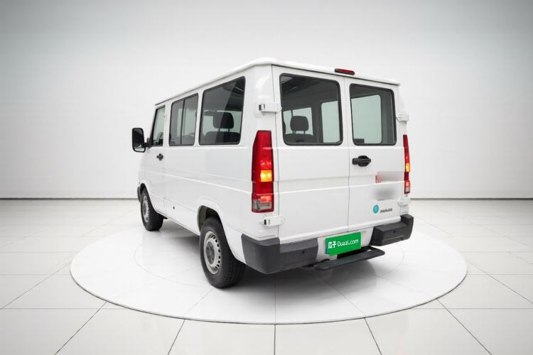 Used Iveco Daily 2023 2.5T A35M1 Short Wheelbase Low-Roof Single-Tire Side-Sliding Door 5-9 Seater Exterior 2