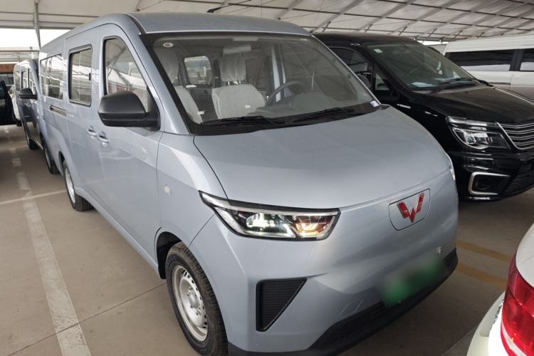 Used Wuling Yangguang 2024 300KM Comfort Version Passenger Van 75kW
