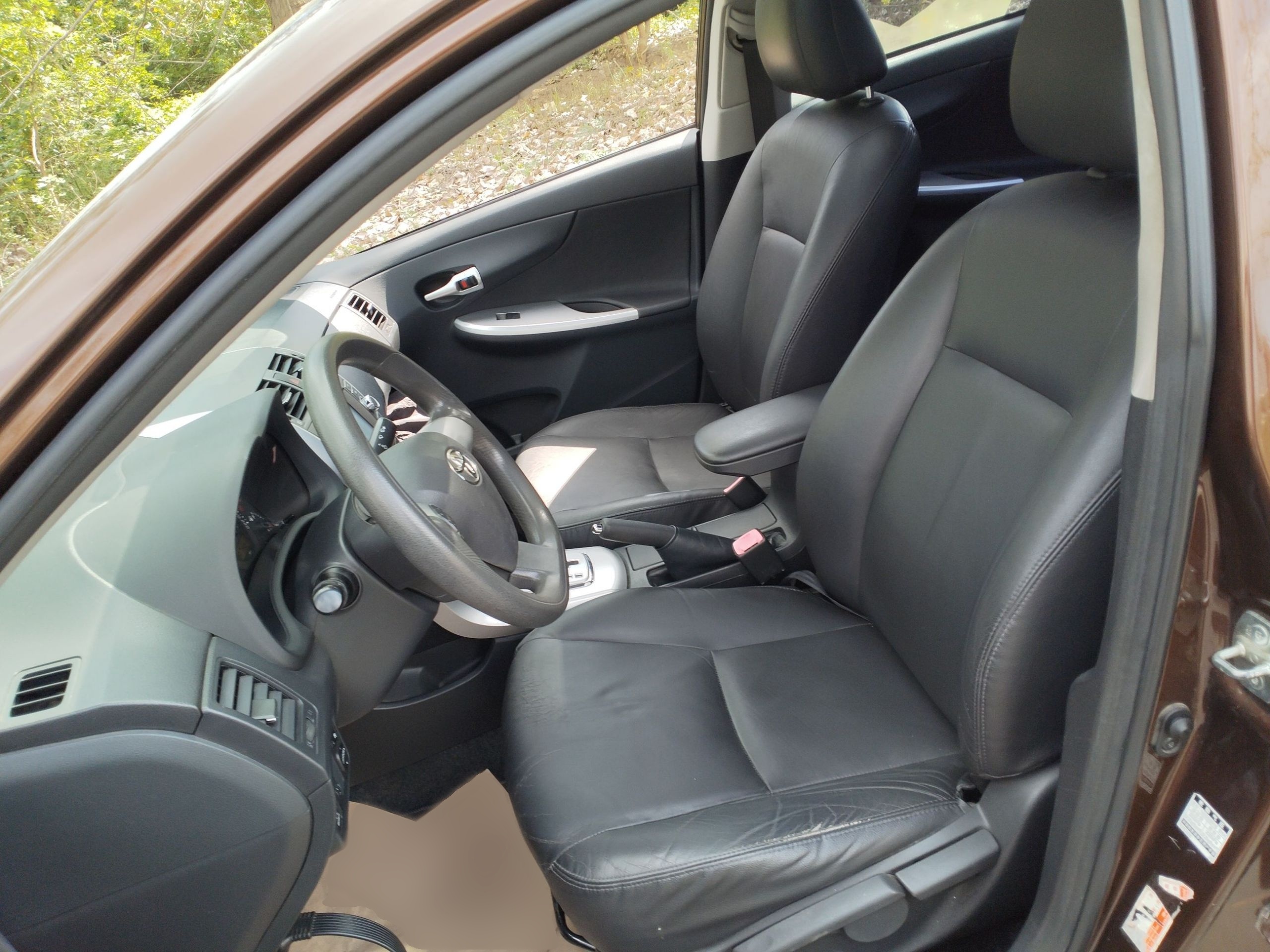 المقاعد الأمامية داخل السيارة