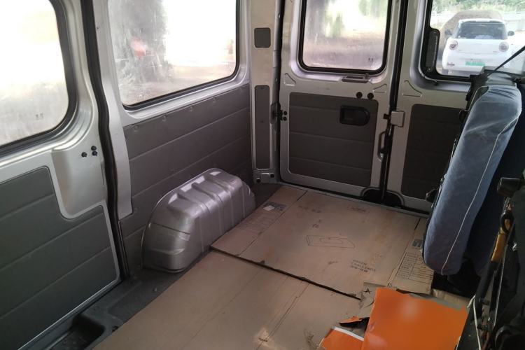 Used Dongfeng Yufeng 2018 2.3TA100 Standard Edition Logistics Vehicle Short Wheelbase Mid-Roof Design 5-9 Seater Powered by WP2.3 Left Rear Seat