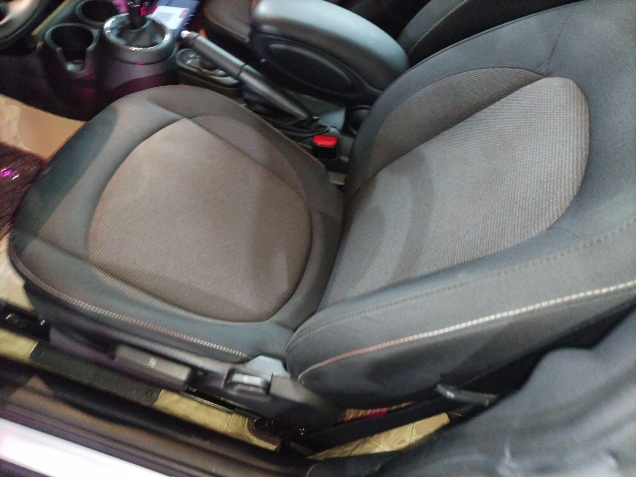 Переднее сиденье в автомобиле