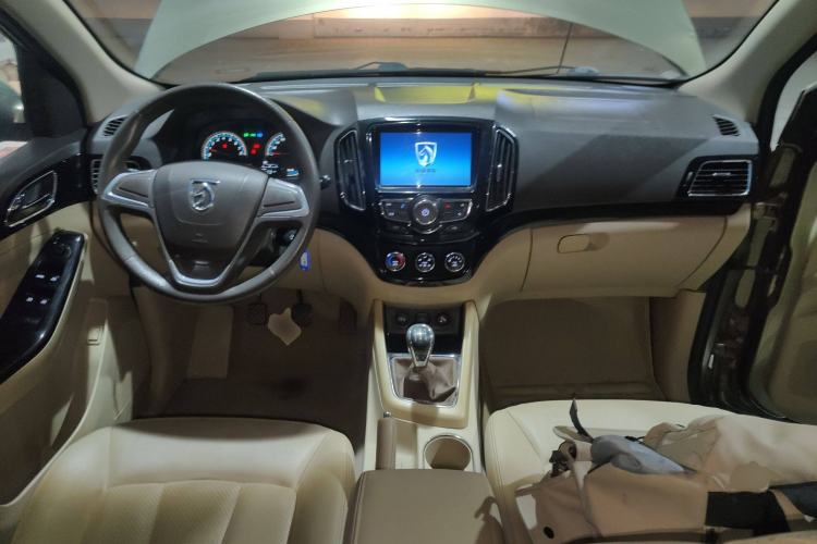 Used Baojun 730 2014 1.5L manual Comfort version 7 seats
