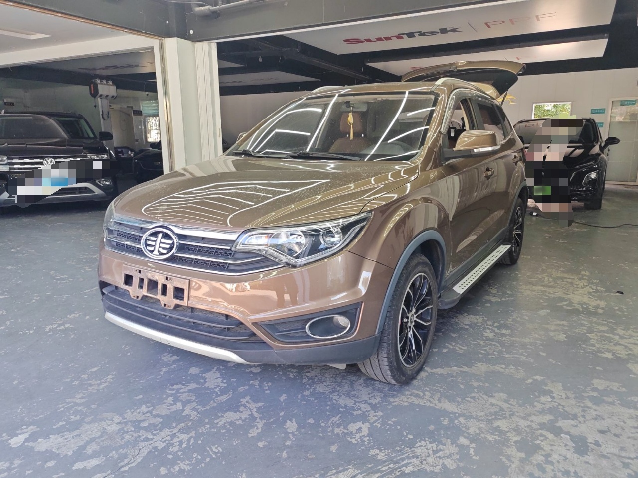 تحت مقدمة السيارة