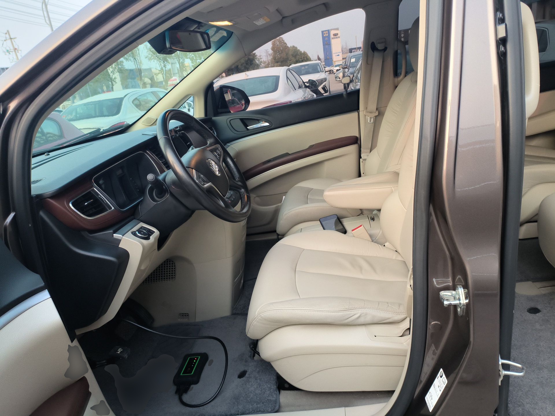 Переднее сиденье в автомобиле