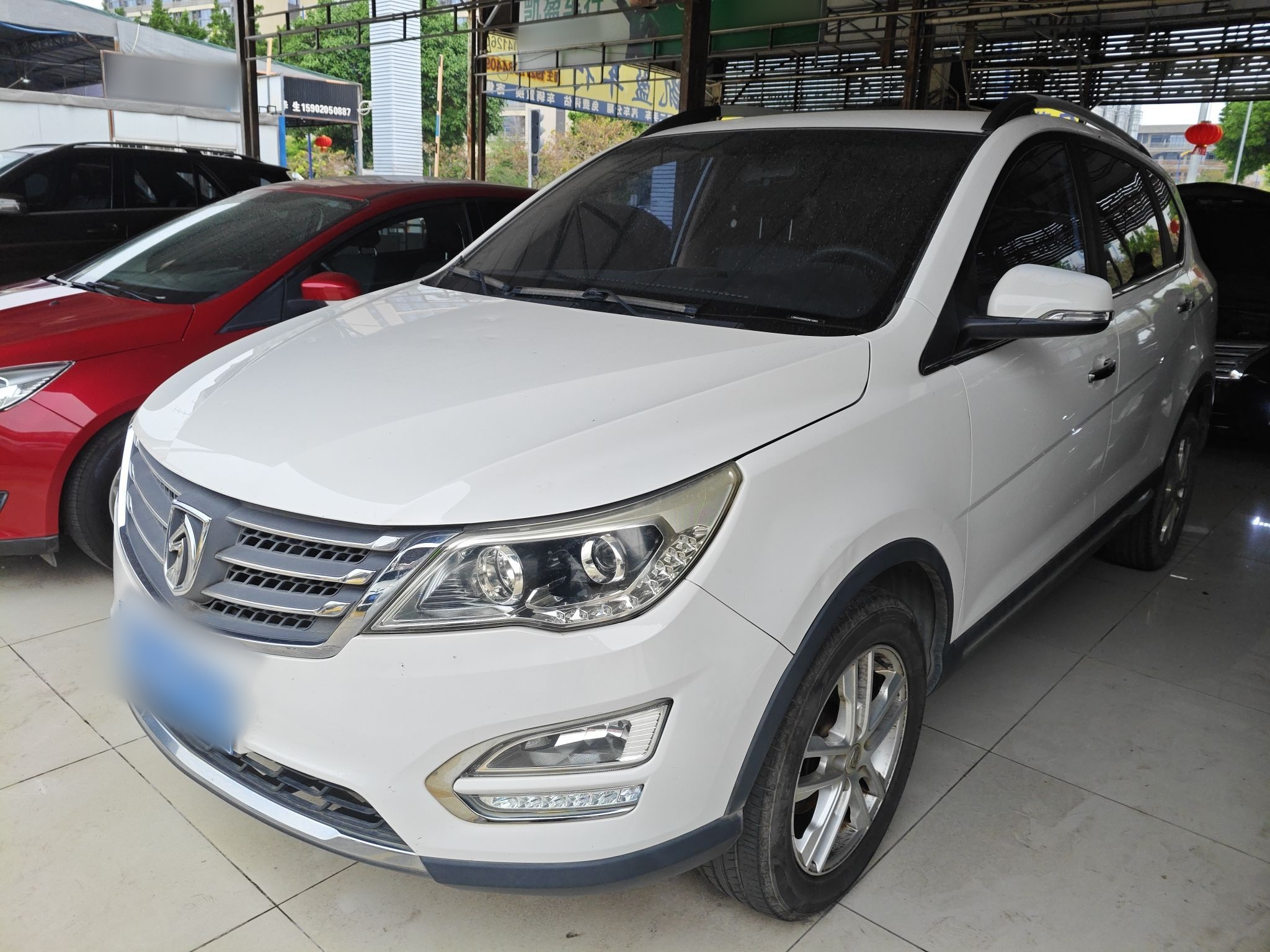 تحت مقدمة السيارة