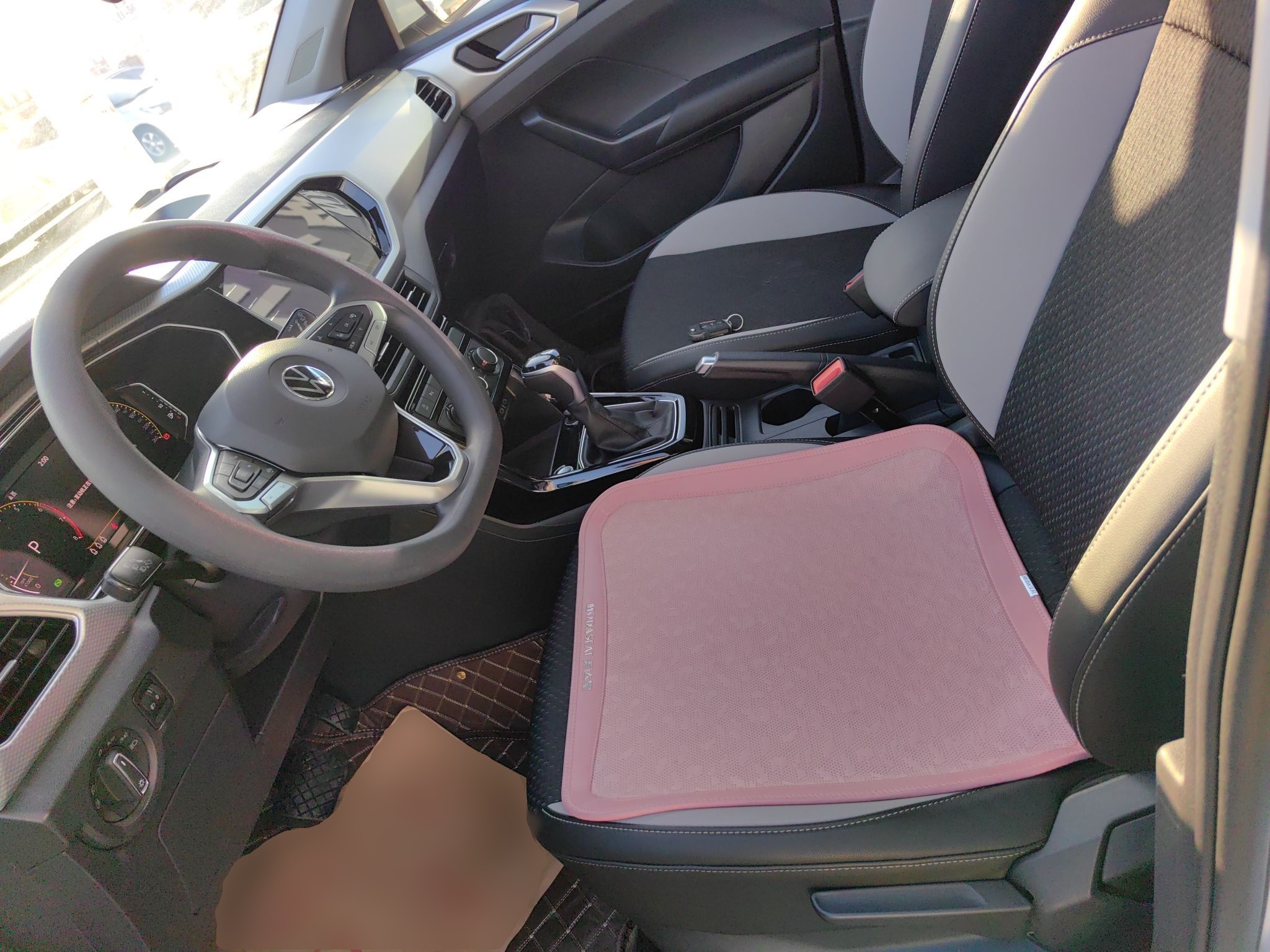 Переднее сиденье в автомобиле