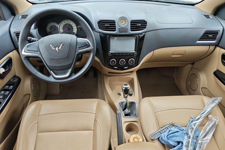 Used Wuling Hongguang 2014 1.5L S Comfort Model Center Console