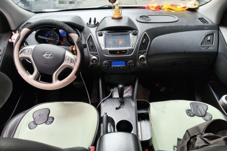 Used Hyundai ix35 2012 2.0L Automatic Two-Wheel Drive Elite Edition GLS Center Console