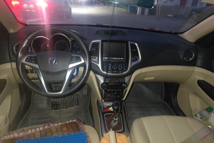 Used CHANGAN Eado 2015 1.6L Manual Luxury Model China IV Standard Center Console