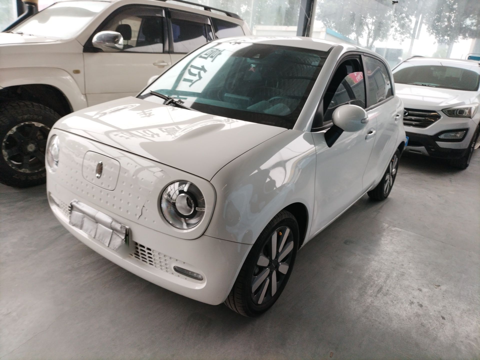 Под передней частью автомобиля