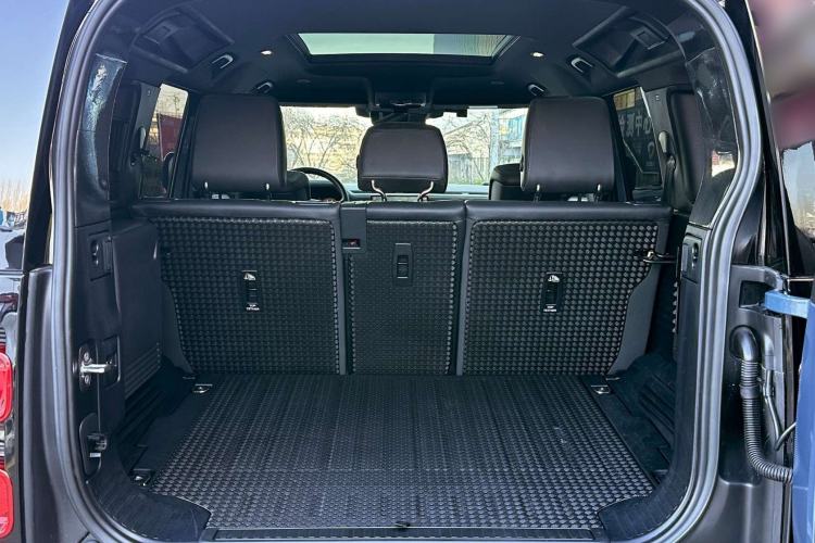 Used Land Rover Defender 2023 Facelift 110 3.0T P400 X-DYNAMIC HSE Interior 8