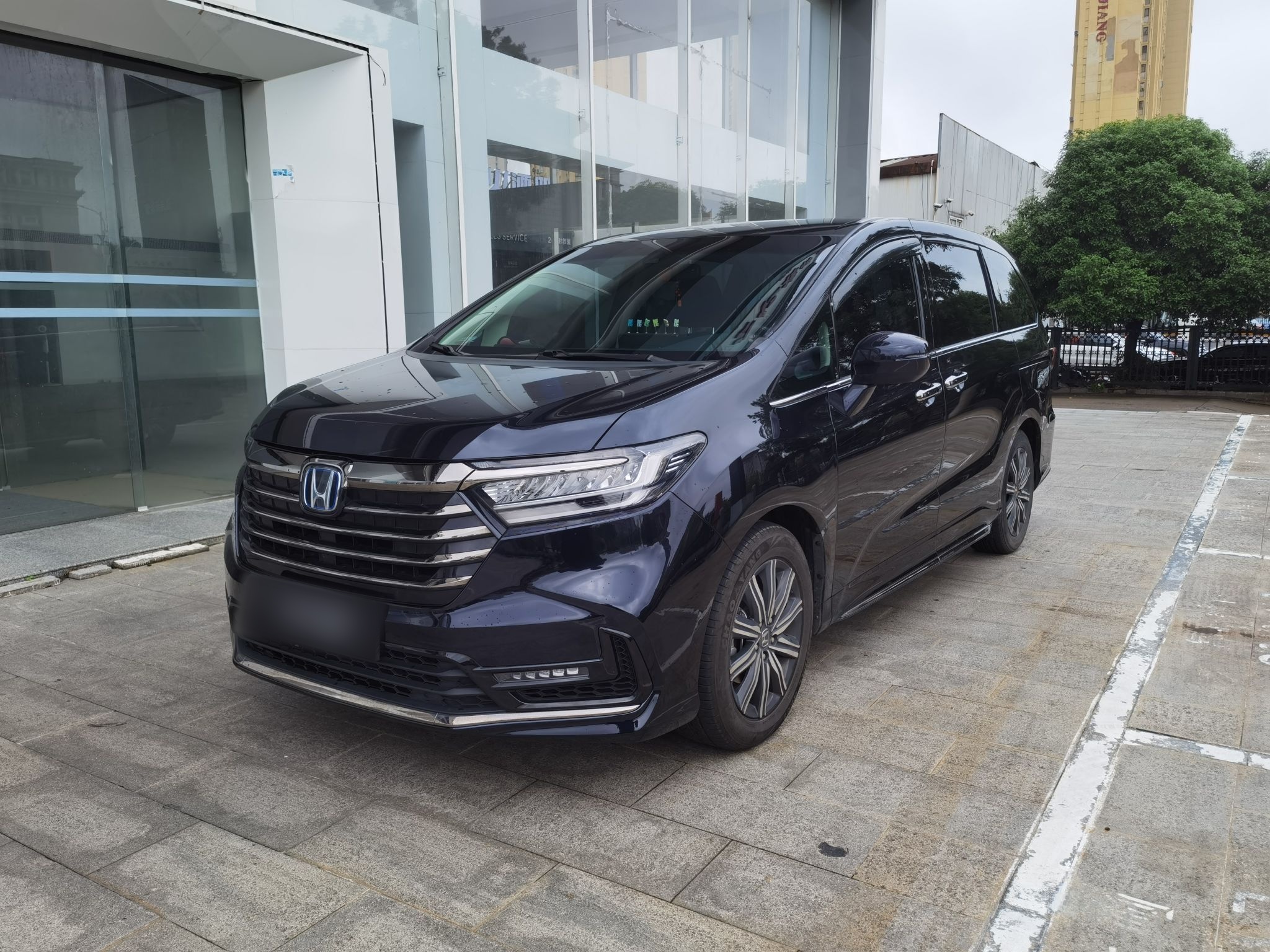 Под передней частью автомобиля