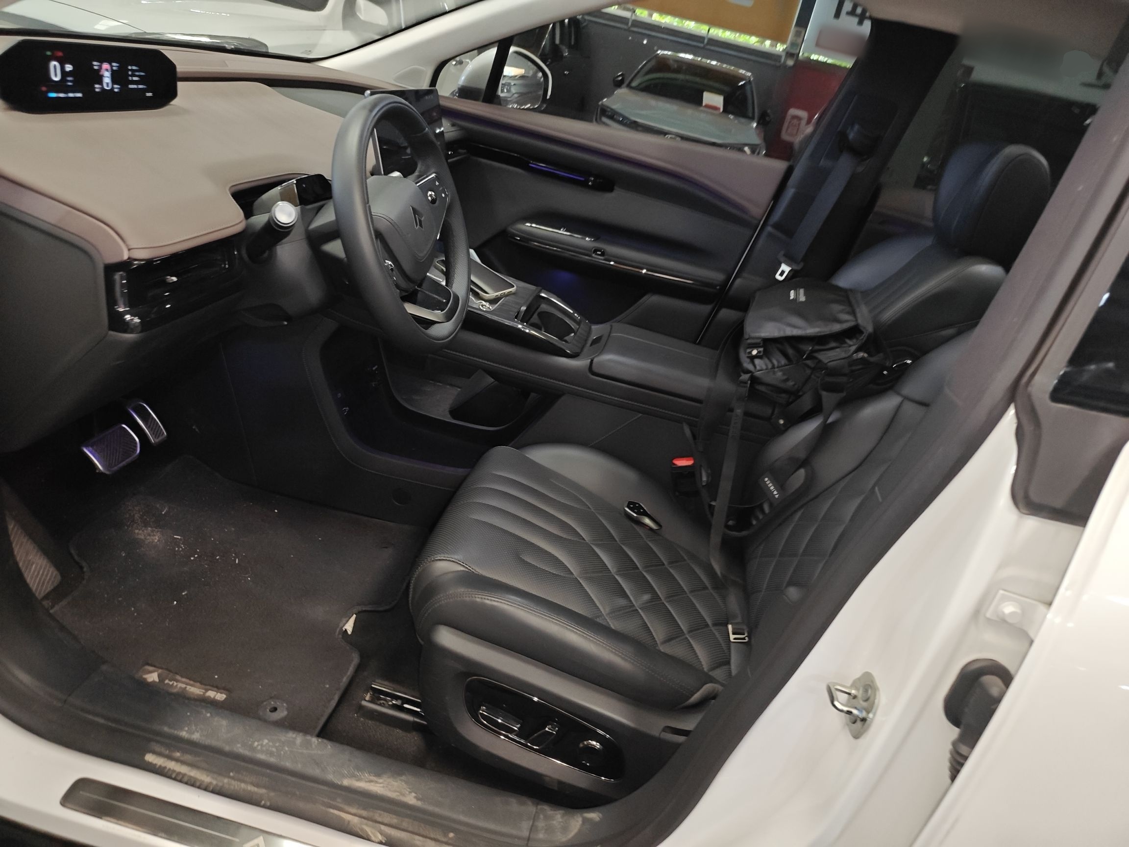 المقاعد الأمامية داخل السيارة